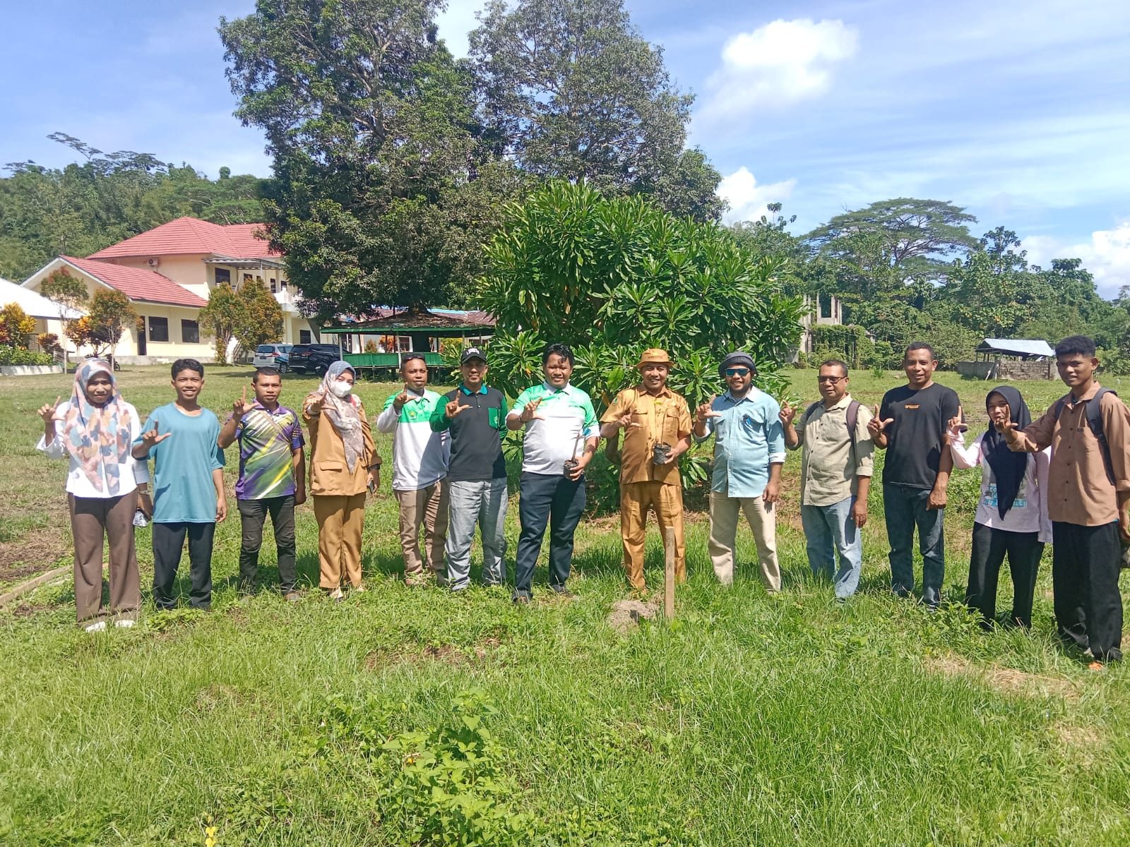 STAI BABUSSALAM SULA & DINAS KEHUTANAN UPTD KPH Laksanakan Kegiatan Penghijauan