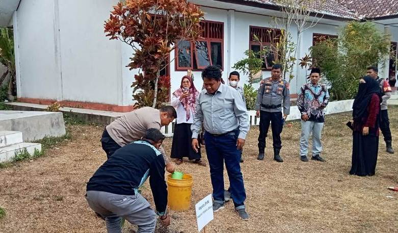 Hijaukan Kampus, Kepala BNN Maluku Utara Tanam Pohon Usai Beri Kuliah Tamu Hijaukan Kampus, Kepala BNN Maluku Utara Tanam Pohon Usai Beri Kuliah Tamu