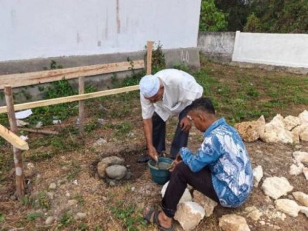 Ketua Yayasan Babussalam Sanana Letakkan Batu Pertama Pembangunan Musholla STAI Babussalam Sula